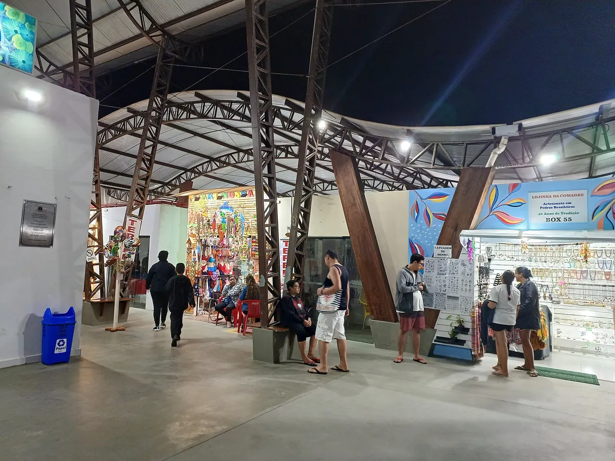 Feira de Artesanato de Ubatuba com visitantes passeando entre as bancas