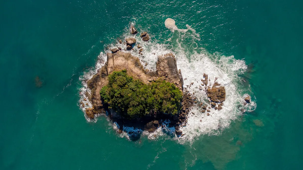 Ilha dos Arvoredos vista de cima, cercada pelo mar verde de Ubatuba, no litoral norte de São Paulo